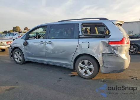 2014 Toyota Sienna Le 8-Passenger z USA, uszkodzony, nr VIN 5TDKK3DCXES419731